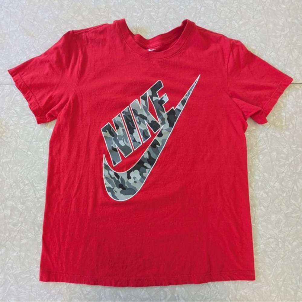Nike Mens Camo Swoosh Logo Graphic T-Shirt Red Short‎ Sleeve Crewneck Medium